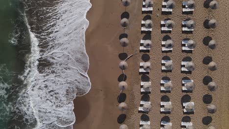 Sombrillas-De-Playa-Vacías-Debido-Al-Coronavirus