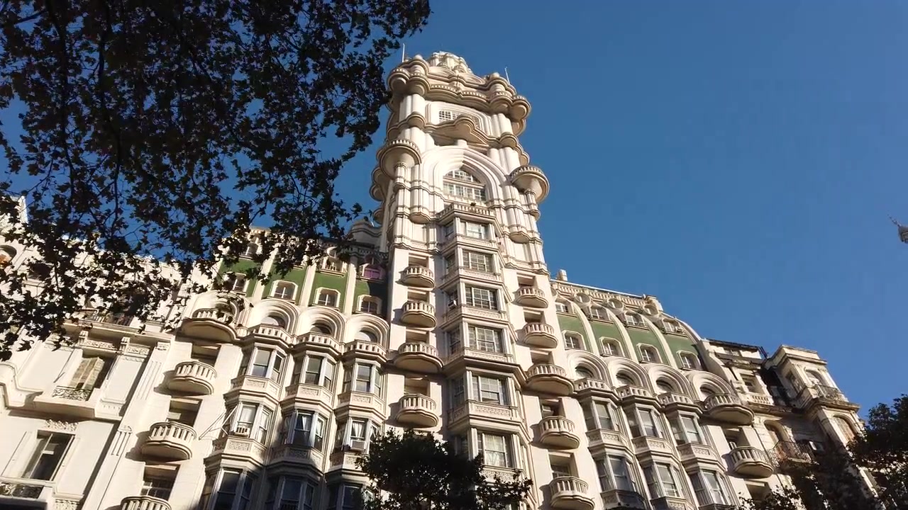 Palácio Barolo, Marco, Tomada em Ângulo Baixo com Inclinação para Cima, Arquitetura Histórica e Céu Azul Claro em Buenos Aires, Argentina