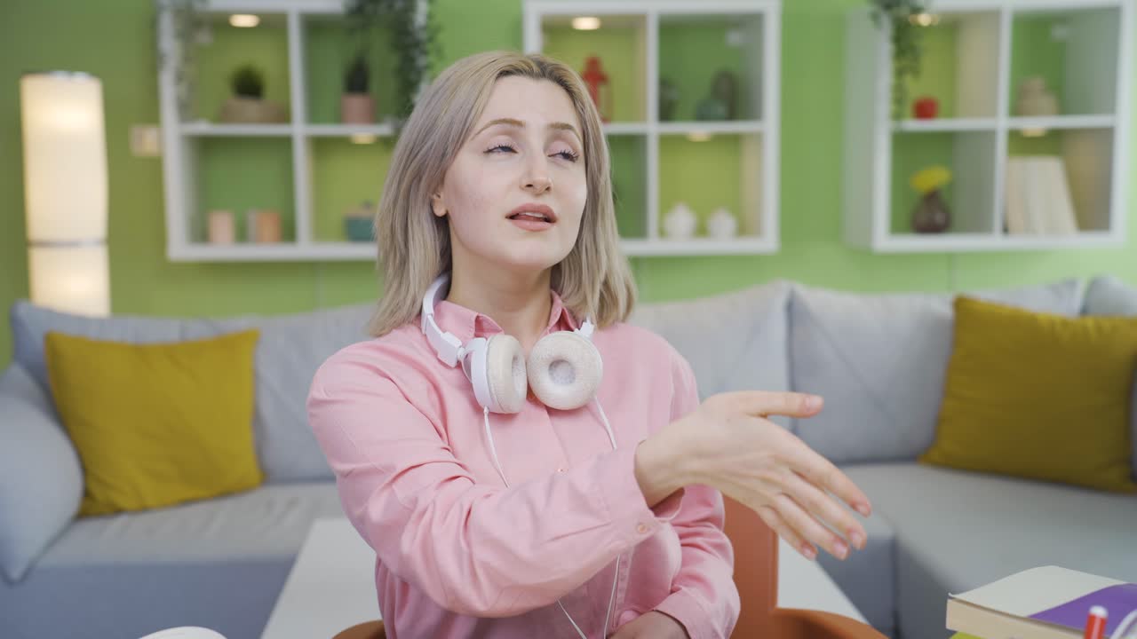 직업을 꿈꾸는 소녀는 그 직업을 스스로 부활시 ⁇ 니다.