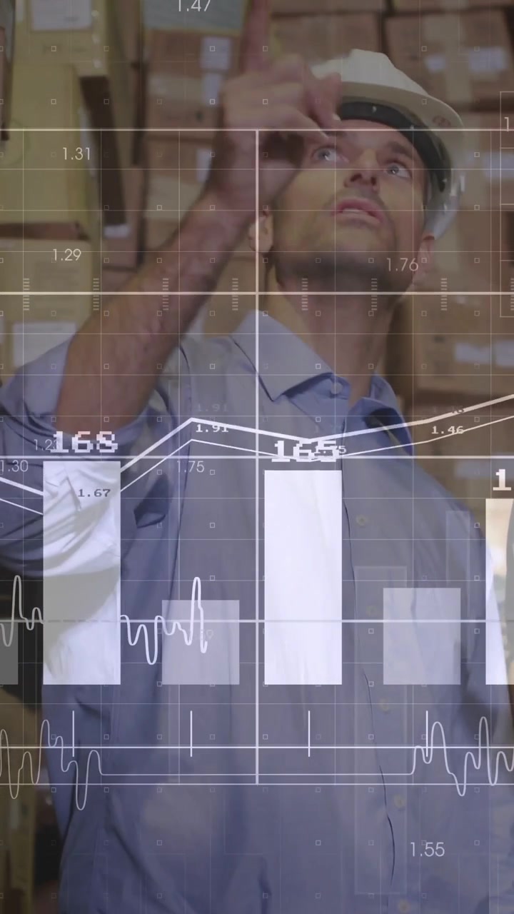 Video verticale: Operaio di magazzino che vede spostamenti dell'HUD, alza il braccio indicando gli scaffali e controlla le scorte.