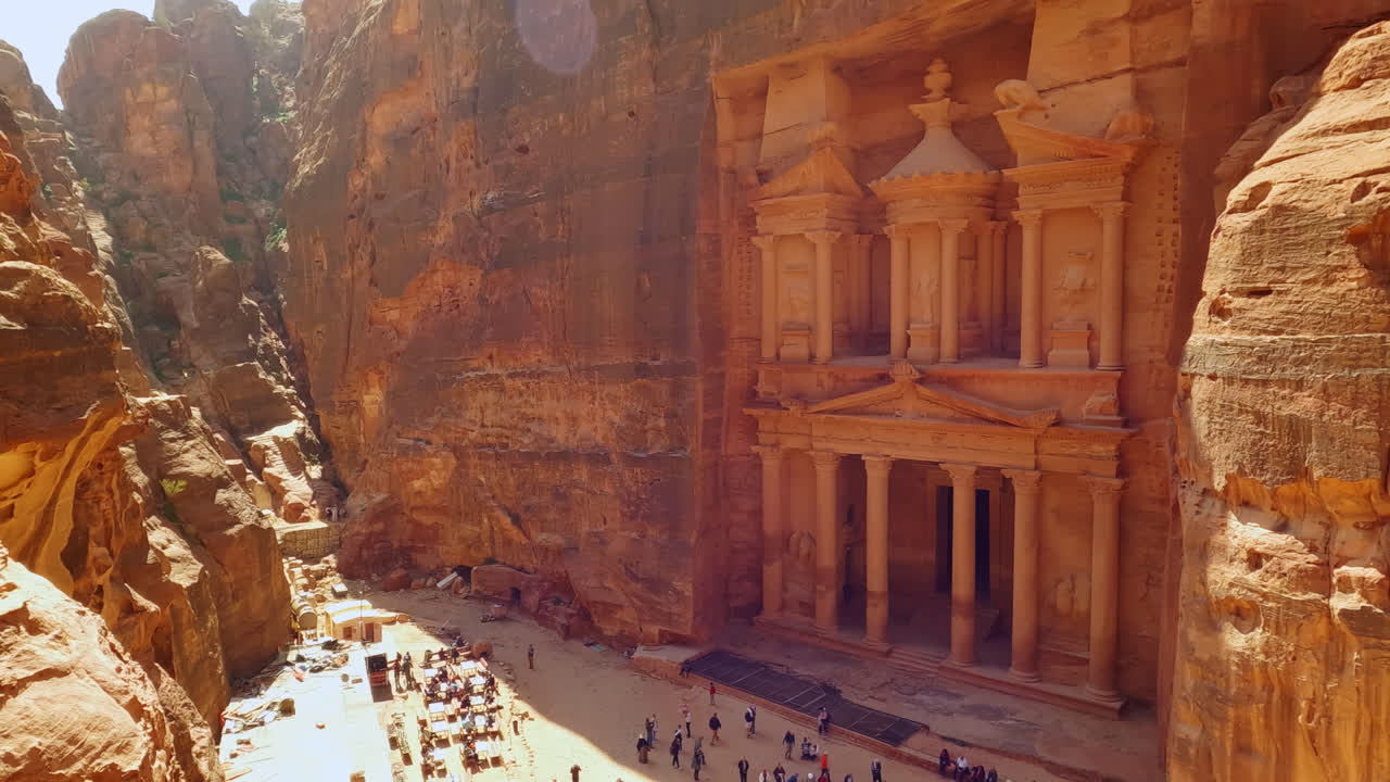 Veduta d'insieme del Tesoro della Città Rosa a Petra dal lato della scogliera
