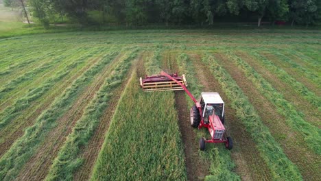 Utilizando-Una-Hileradora-Hyrdoswing,-Un-Agricultor-De-Wisconsin-Corta-Un-Campo-De-Alfalfa-Y-Pasto.