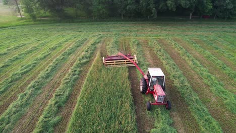 usando una espada de hyrdoswing, un agricultor de wisconsin corta un campo de alfalfa y hierba