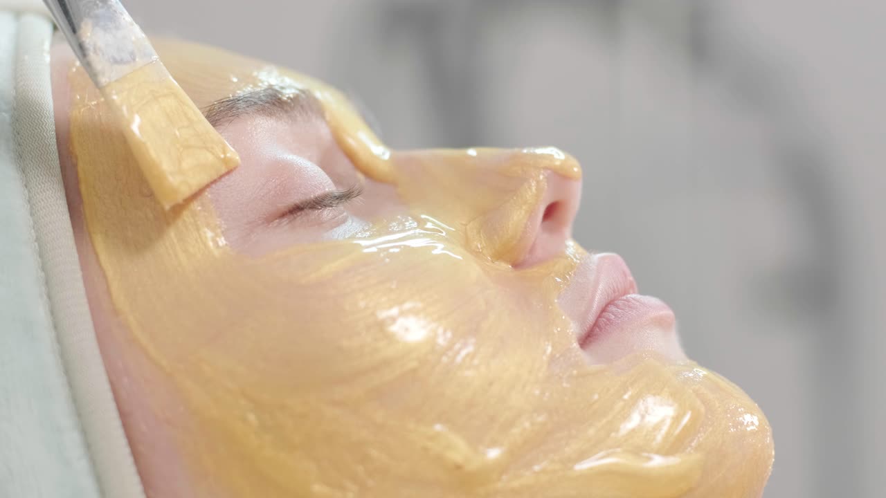 Profesjonelle ansiktsbehandlinger på en moderne kosmetologiklinikk