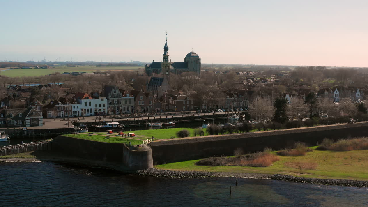 antena: la histórica ciudad de veere con un antiguo puerto e iglesias, en un día de primavera