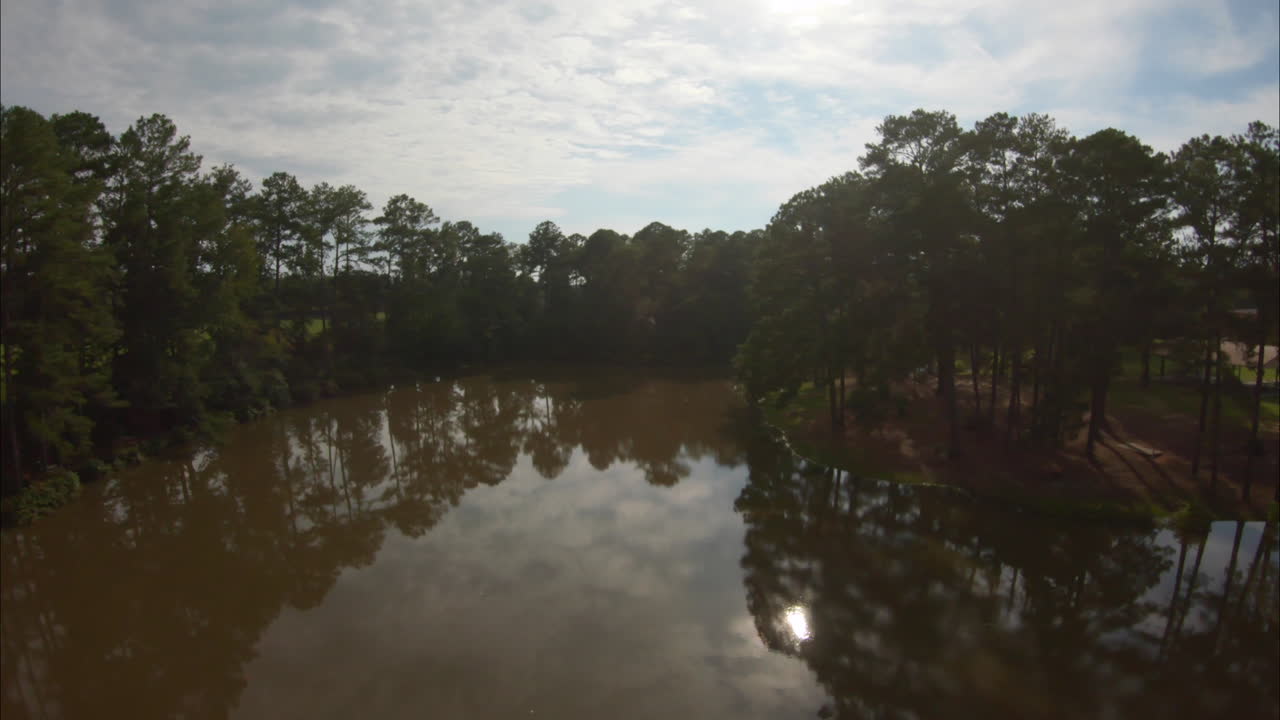 vuelo de drones fpv en georgia park y sobre el lago en un día soleado