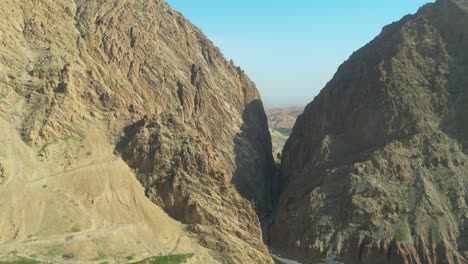 Atemberaubende-Luftaufnahme-Der-Wunderschönen-Berge-In-Afghanistan,-Die-Ihre-Natürliche-Pracht-Und-Ruhige-Umgebung,-Bergnatur,-Friedliche-Natur-Zur-Schau-Stellt