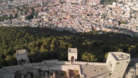 castillo de jaen, españa castillo de jaen volando y tomas terrestres desde este castillo medieval en la tarde de verano, tambien muestra la ciudad de jaen hecha con un drone y una camara de accion a 4k 24fps usando filtros nd