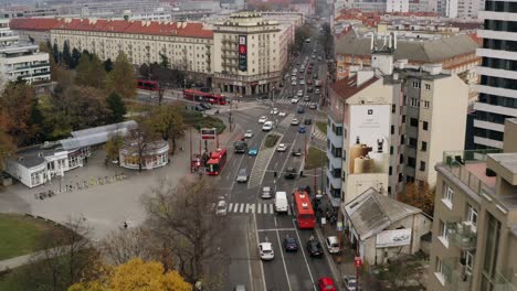 Toma-Aérea-Amplia-Del-Tráfico-De-Automóviles-Conduciendo-La-Intersección-Racianske-Myto-En-Bratislava,-Eslovaquia