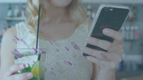 animación de formas sobre mujer caucásica usando un teléfono inteligente
