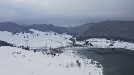 Schneebedeckte-Berglandschaft-Und-Zugefrorener-See