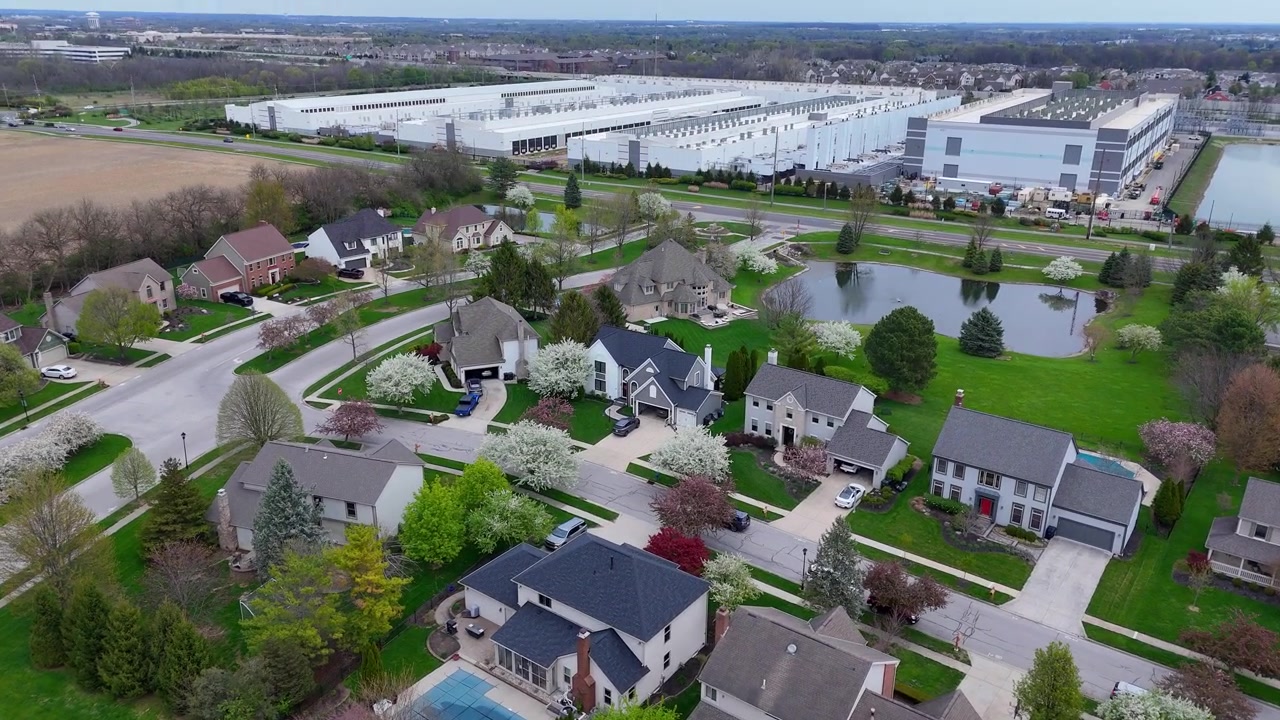 Stort datacenterkompleks beliggende ved siden af boligkvarterets huse i Ohio, USA