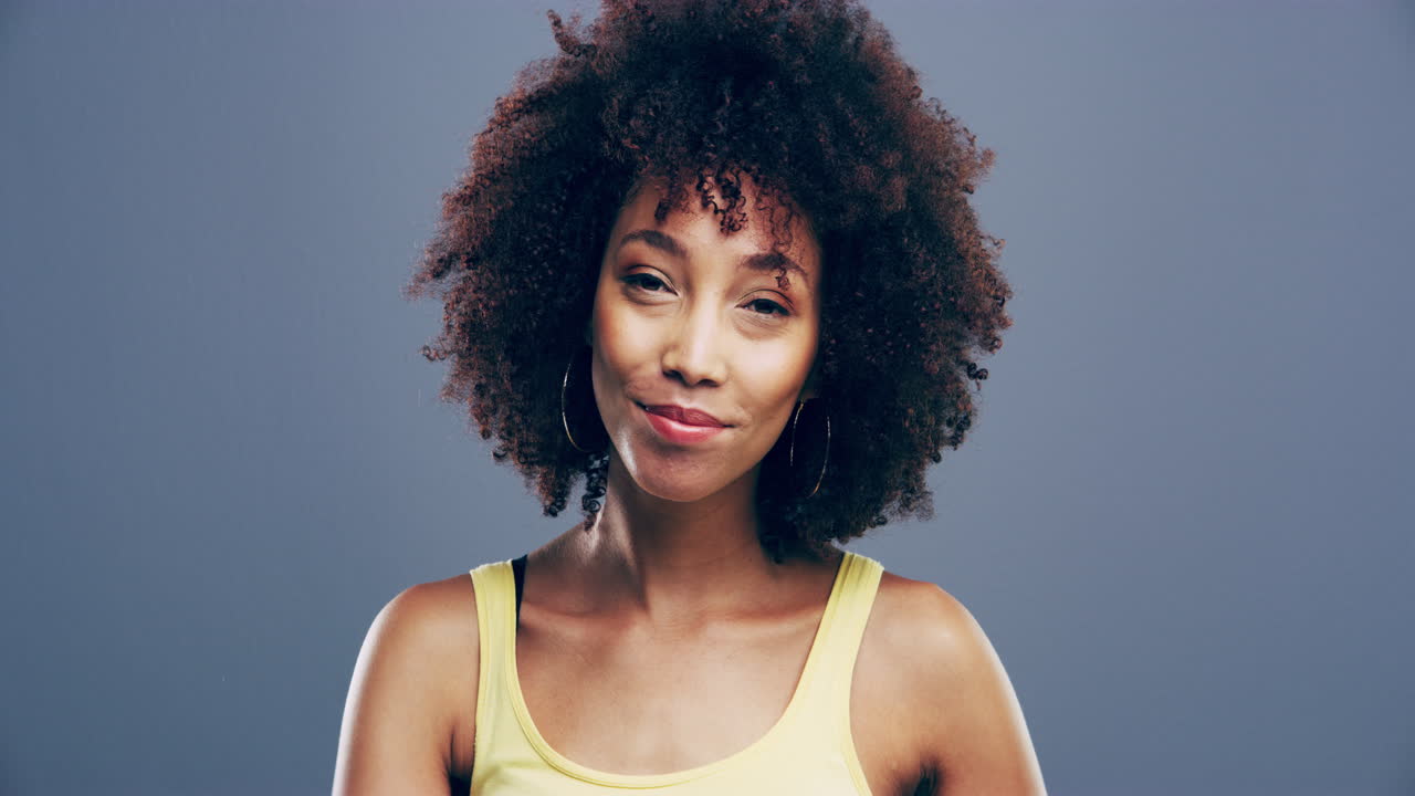 молодая женщина, делающая форму сердца своими руками