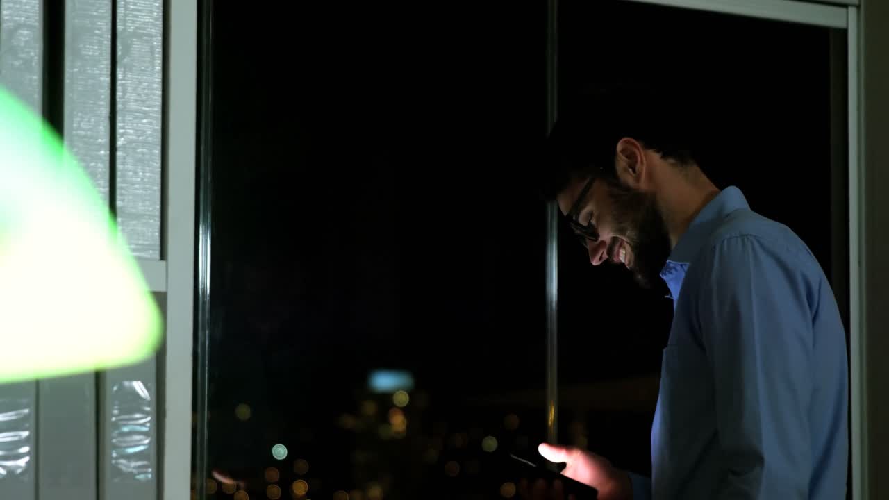 Invio di messaggi di testo dell'uomo d'affari sul telefono cellulare