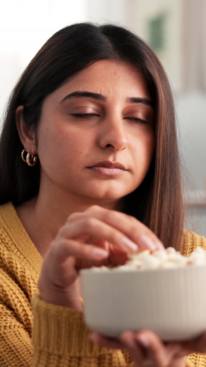Una donna che mangia popcorn