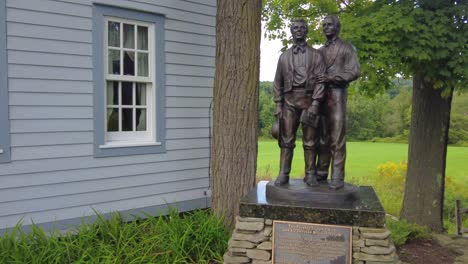 estatua de joseph y hyrum smith en la casa de los caballeros, joseph sr. y newell knight y el lugar de la primera rama de la iglesia de cristo, los mormones ubicados en colesville, nueva york, cerca de bainbridge