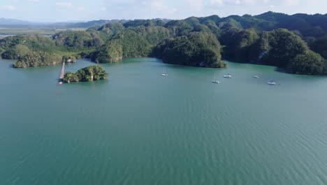 Parque-Nacional-Los-Haitises,-Toma-Aérea-De-Drones,-4k