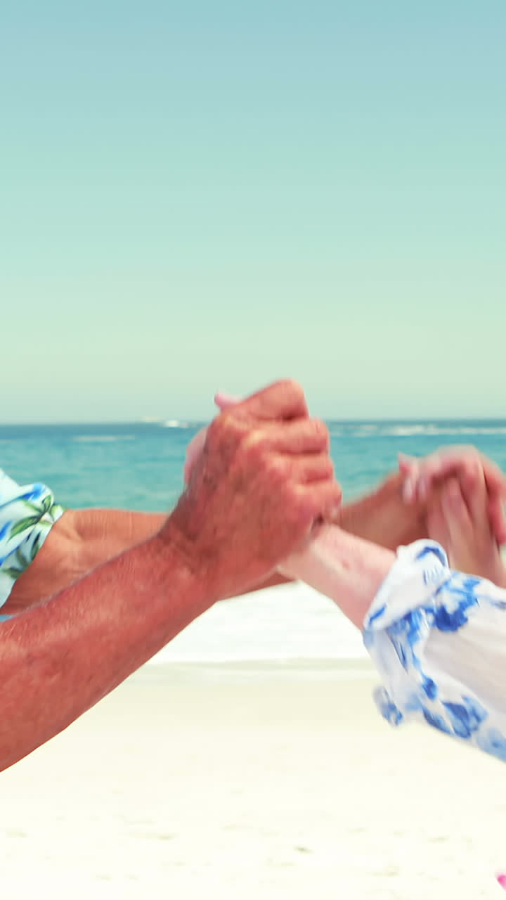 Pareja mayor bailando