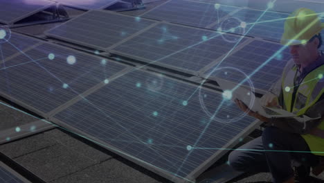 animación de la red de conexiones sobre el hombre caucásico instalando paneles solares
