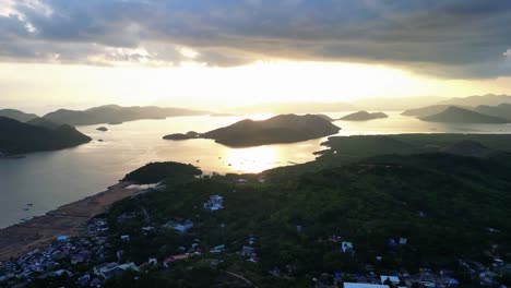 Costa-De-Coron-Desde-Vista-Aérea-De-Drones-Puesta-De-Sol-Hacia-La-Izquierda-Hacia-Las-Montañas