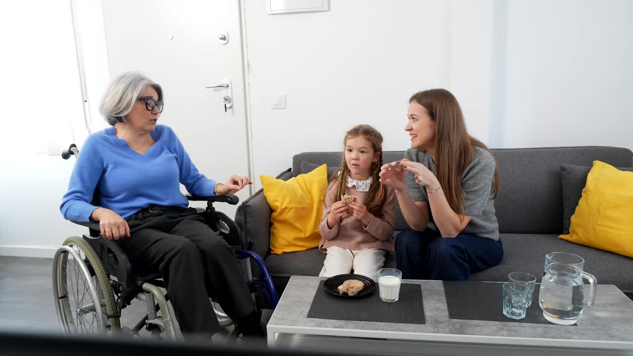 Conversazione tra una famiglia multigenerazionale in un soggiorno luminoso