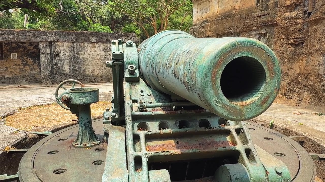 Nærbillede af mørtelkanonløb, et militært relikvie, med historisk udsigt fra Corregidor Island, Manila.