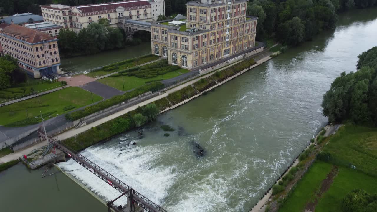 프랑스의 초콜릿 공장과 그 강 위를 날아다니며
