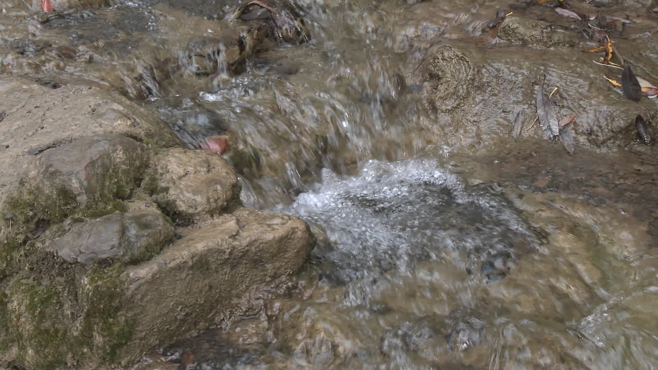 увеличение масштаба небольшого водопада на северной развилке ручья матилия выше охай калифорния