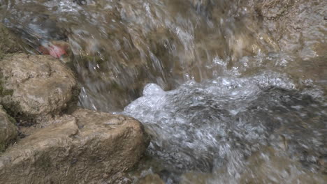 zoom de una pequeña cascada en el arroyo matilija de la bifurcación norte sobre ojai california