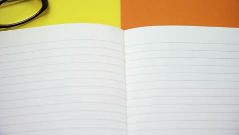libro con varios artículos de papelería 4k