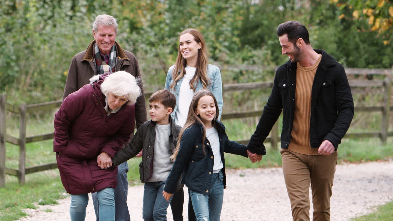 familia de varias generaciones en una caminata de otoño en el campo juntos