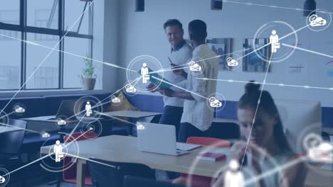 animación de una red de iconos digitales contra dos hombres diversos discutiendo en la oficina