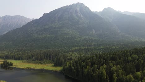 Paisaje-Escénico-A-Través-Del-Parque-Provincial-Del-Lago-Seeley-Con-Vistas-A-La-Montaña-Stegyawden-Cubierta-De-árboles-Del-Bosque-Alpino-Desde-Un-Dron-Aéreo