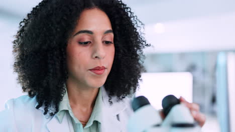 científico, mujer y microscopio en el laboratorio