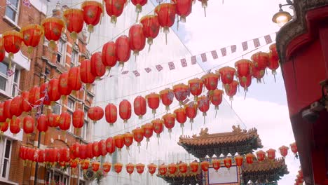 Linternas-Chinas-Colgando-Sobre-Una-Calle-En-Chinatown,-Londres