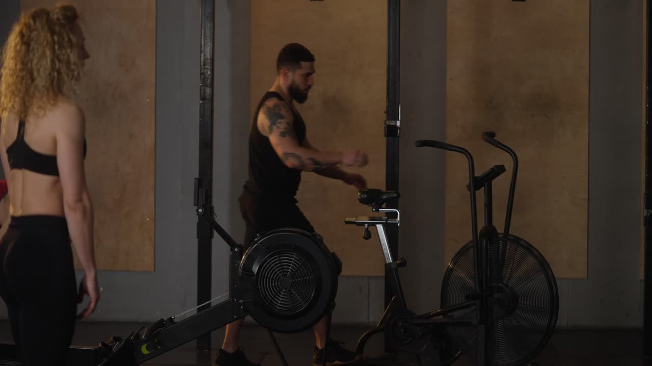 Gente che si esercita in una palestra