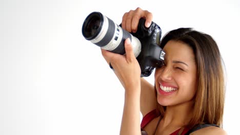 fotógrafo tomando una foto con una cámara digital