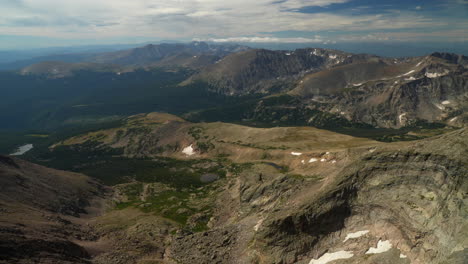 Cima-Cinematográfica-Del-Parque-Nacional-De-Las-Montañas-Rocosas-Colorado-Denver-Boulder-Parque-Estes-14er-Anhela-El-Pico-Mirando-Hacia-Los-Picos-Indios-Nublado-Finales-Del-Verano-Dramático-Nieve-Derritiéndose-Impresionante-Paisaje-Panorámica-Izquierda