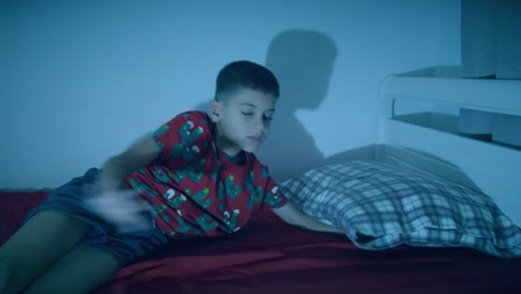 un niño sonámbulo se levanta de su cama mientras duerme en su habitación por la noche