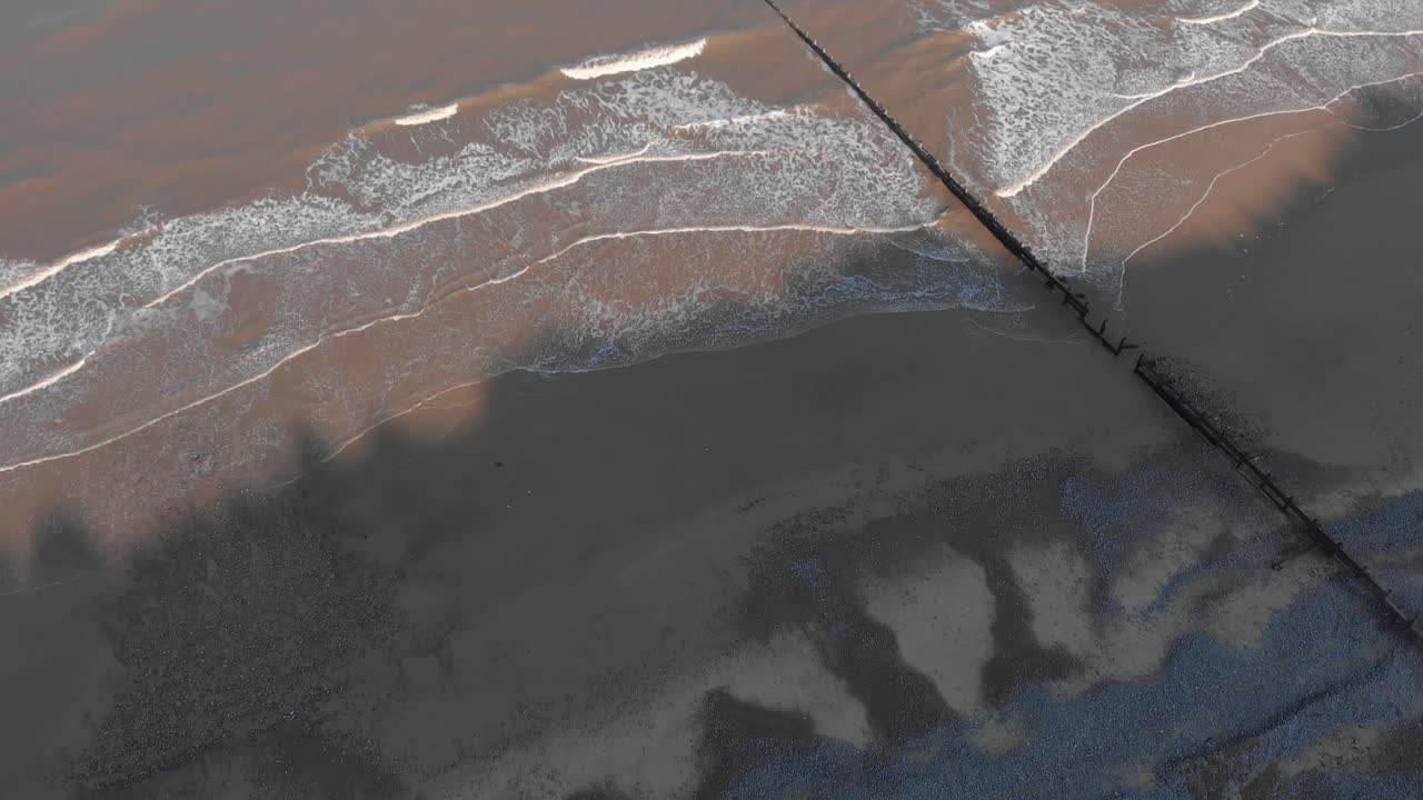 영국, 크로머 절벽에서 파란색과 회색 색상으로 해변의 공중 클립을 설정하는 오버헤드