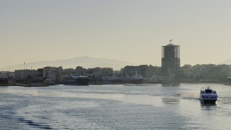 Verlassen-Des-Seehafens-Von-Piräus-In-Griechenland-An-Einem-Hellen-Morgen