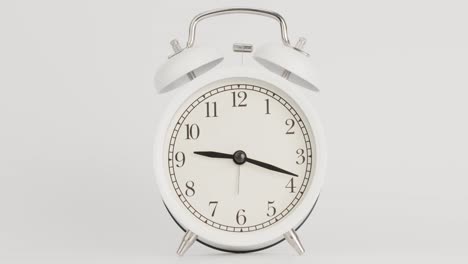 reloj de alarma aislado sobre un fondo blanco, hora del espectáculo 09.00.