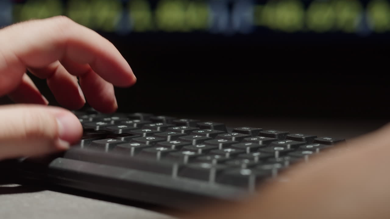 persona escribiendo en un teclado