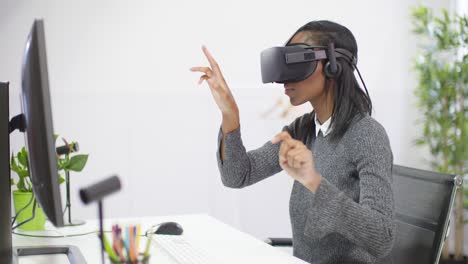 tiro de seguimiento a través de la mujer usando auriculares vr
