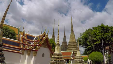 el hermoso templo de wat pho, en bangkok, tailandia