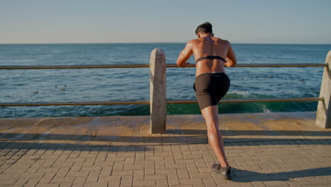 hombre, fitness y estiramiento por la playa del atardecer