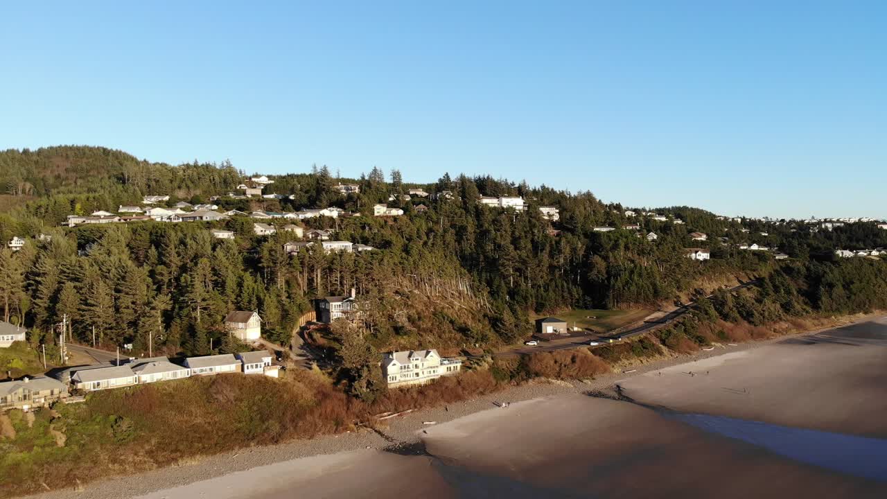 무인 항공기는 숲의 집을 향해 해변을 날아갑니다.