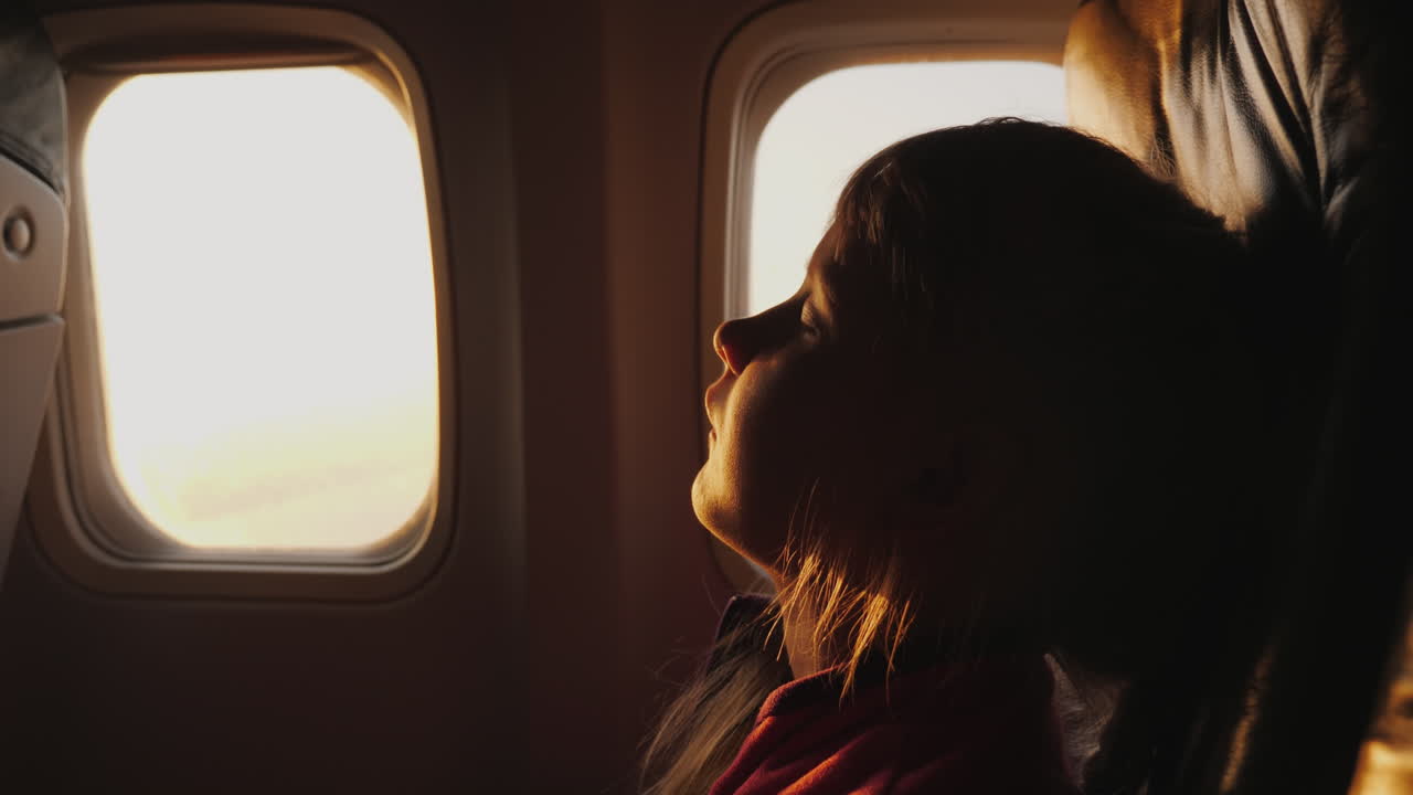 어디서든 어떤 자세로든 잠을 잔다 어린 소녀가 비행기를 타고 안락의자에서 자고 있다 morni