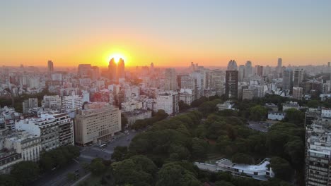 Dolly-Out-Volando-Sobre-Las-Plazas-Y-Edificios-Del-Barrio-Recoleta-A-La-Hora-Dorada,-Buenos-Aires