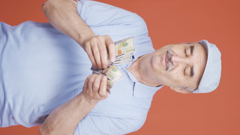 el video vertical del viejo ama el dinero.
